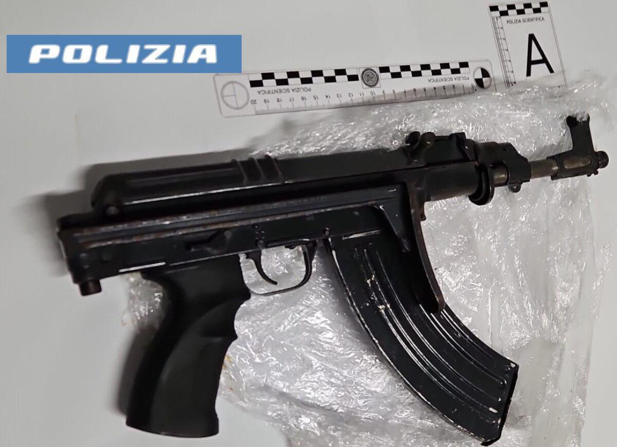 CATANIA. ARMI, DROGA E MUNIZIONI: LA POLIZIA DI STATO SEQUESTRA UN ARSENALE IN VIA VILLAGGIO - 