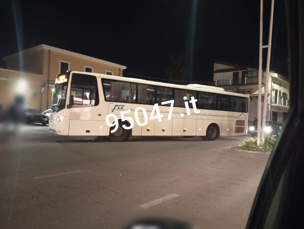 PATERNO', CAOS PER UN’AUTO MAL PARCHEGGIATA: PULLMAN FCE BLOCCATO DAVANTI AL DEPOSITO - 