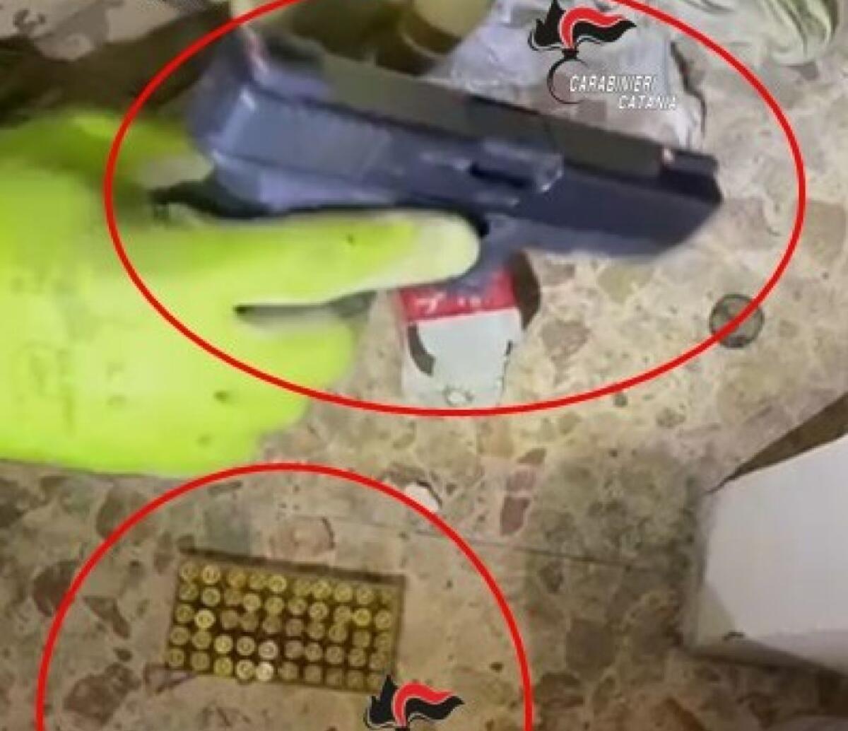 PATERNO'. DENUNCIA IL FALSO FURTO DI DUE PISTOLE MA I CARABINIERI LE SCOVANO IN CASA: ARRESTATO 66ENNE - 