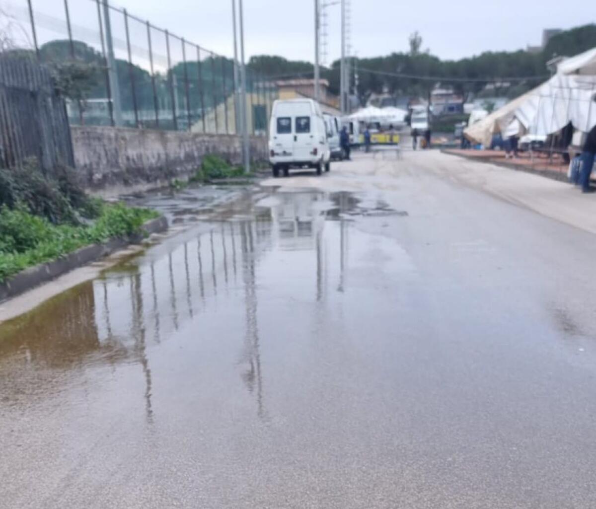 DISAGI AL MERCATO DI PATERNÒ: GLI OPERATORI CHIEDONO UN INTERVENTO URGENTE PER LE ACQUE STAGNANTI - 