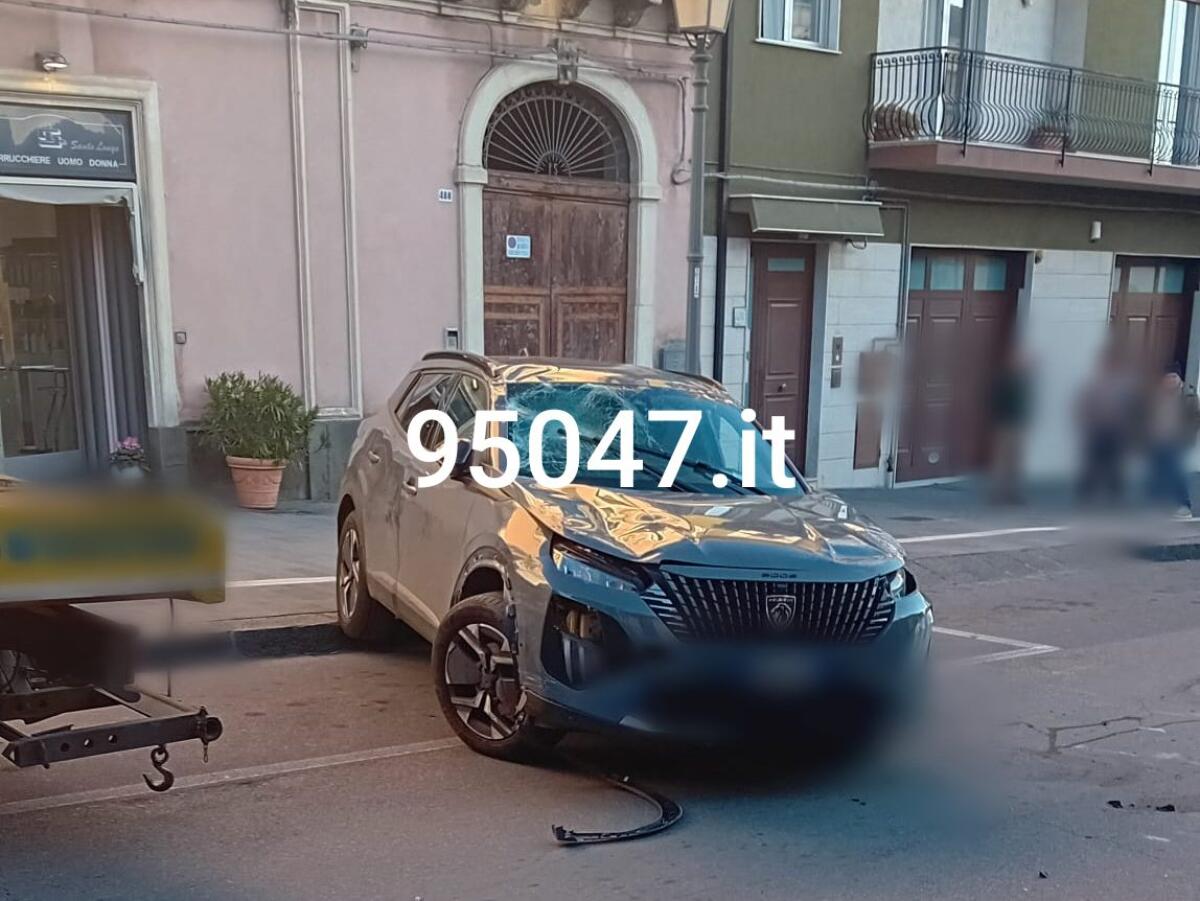 AUTO SI RIBALTA A BELPASSO - 