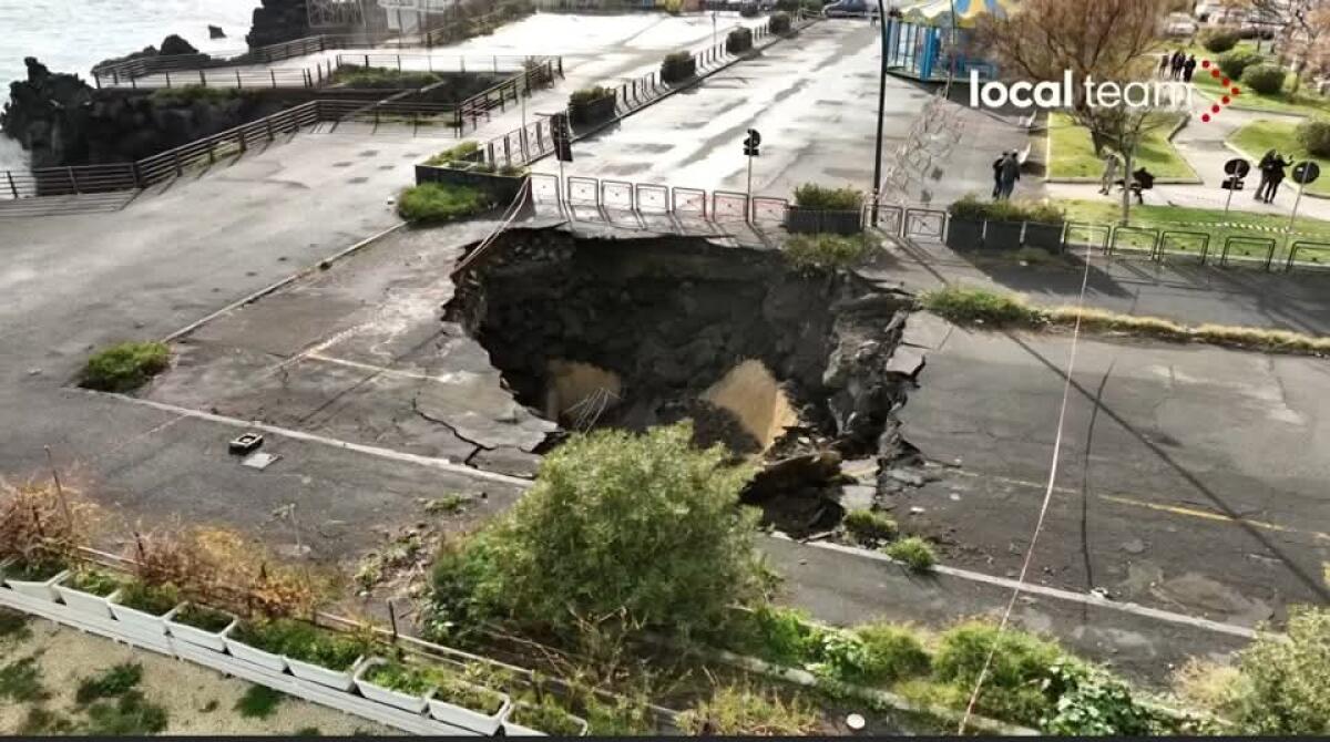 CATANIA. CROLLO AL LUNGOMARE, SI APRE UNA VORAGINE IN PIAZZA TRICOLORE - 