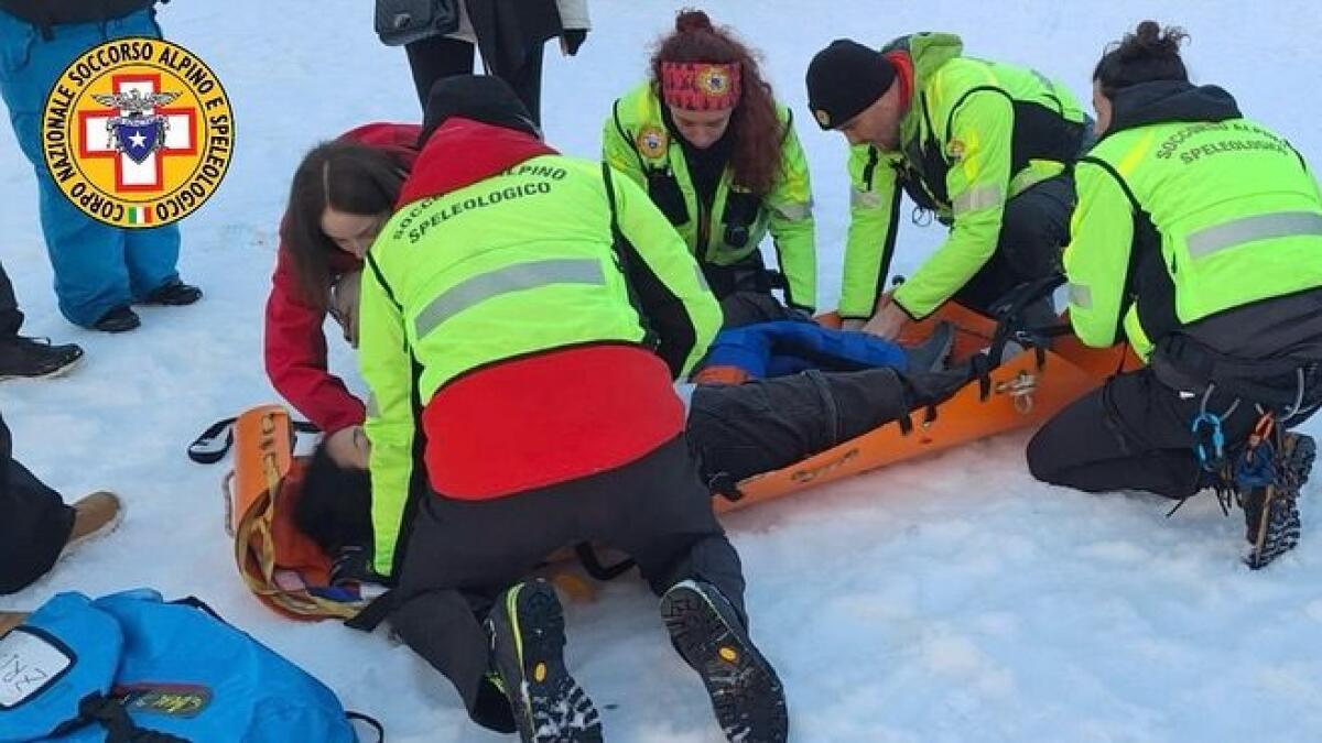 ESCURSIONISTA DI 25 ANNI SCIVOLA IN UN CRATERE SPENTO SULL'ETNA: SOCCORSA E TRASPORTATA IN OSPEDALE - 