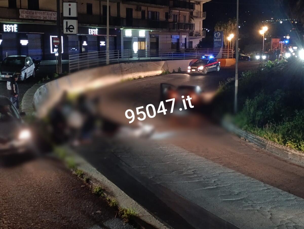 PATERNÒ. SCONTRO TRA AUTO E MEZZO A DUE RUOTE AL PALAZZO DI FERRO,  FERITI - 
