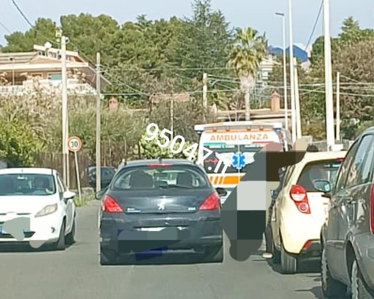 SCONTRO TRA AUTO E MEZZO A DUE RUOTE A RAGALNA: INTERVENTO DEL 118 - 