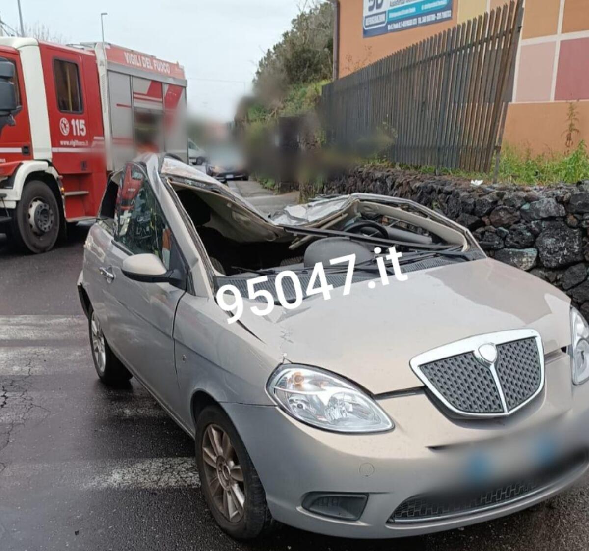 BELPASSO – GRAVE INCIDENTE SULLA CIRCONVALLAZIONE, 22ENNE FINISCE CONTRO UN MURO, FERITO - 