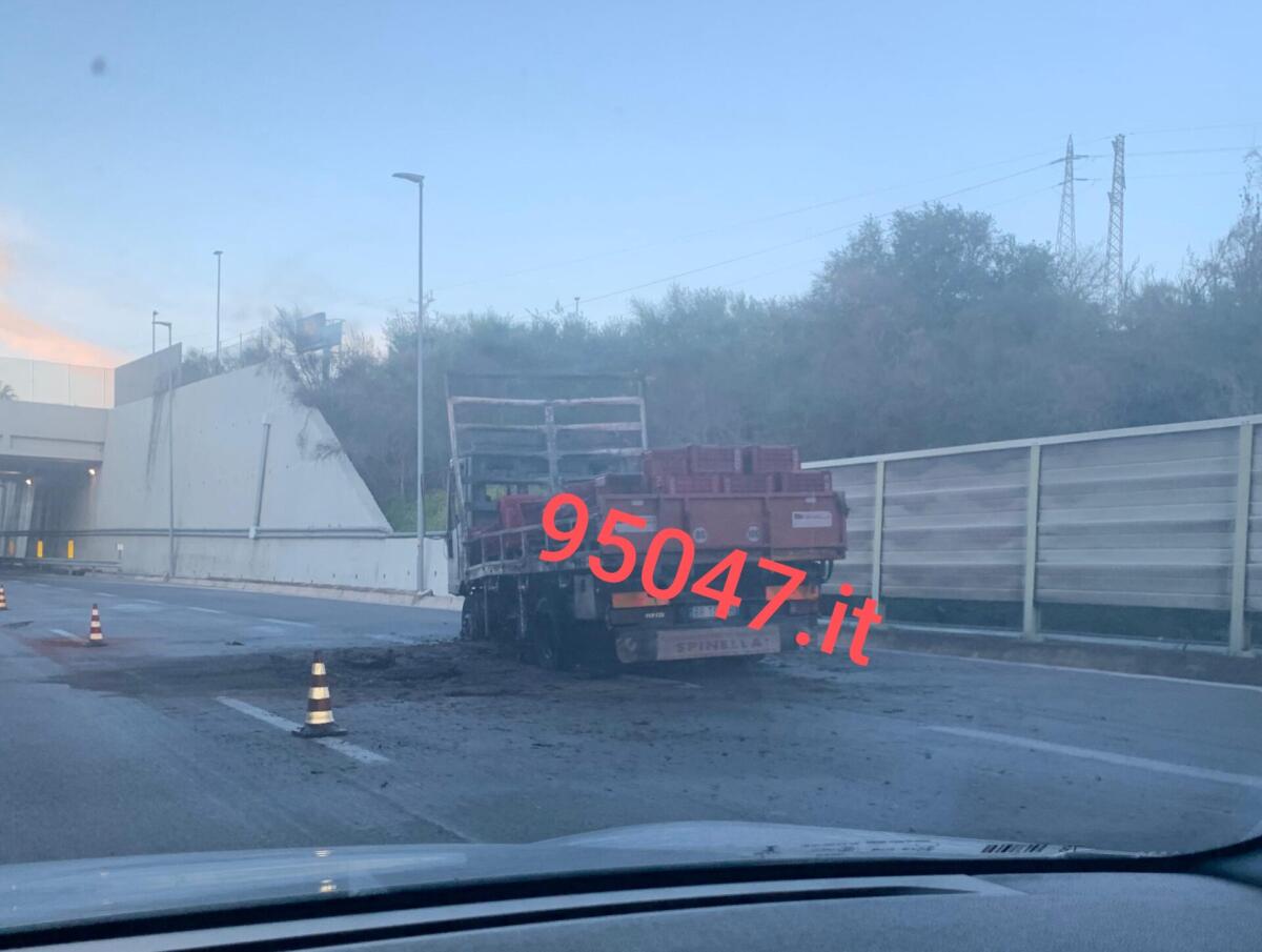 TANGENZIALE DI CATANIA BLOCCATA: CAMION IN FIAMME E CODA CHE PARTE DAI CASELLI DI SAN GREGORIO - 