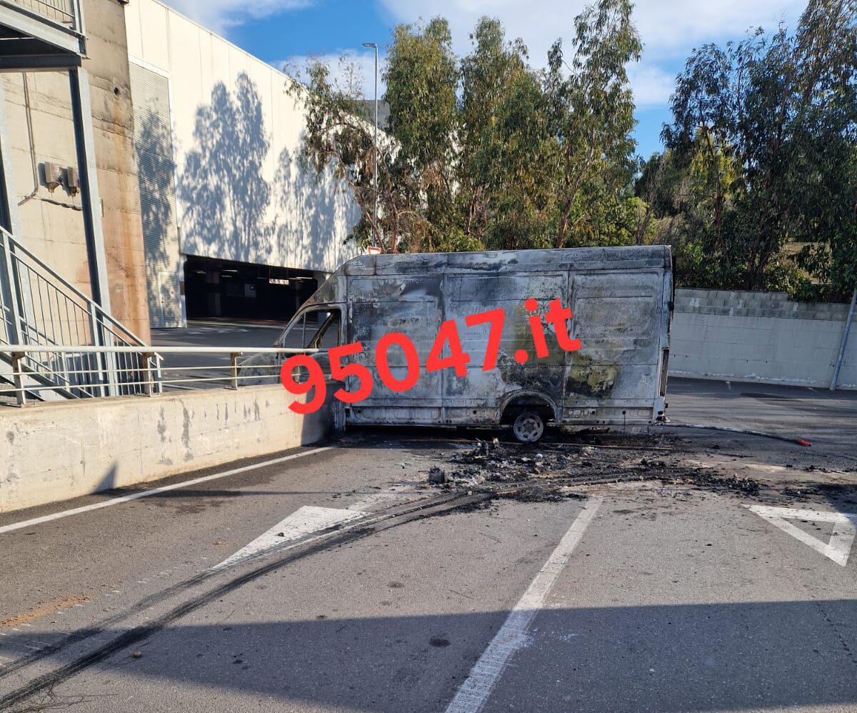 A CATANIA LA BANDA DELL’ESCAVATORE FA IL COLPO GROSSO ALL’APPLE STORE: BOTTINO ANCORA IN FASE DI QUANTIFICAZIONE - 