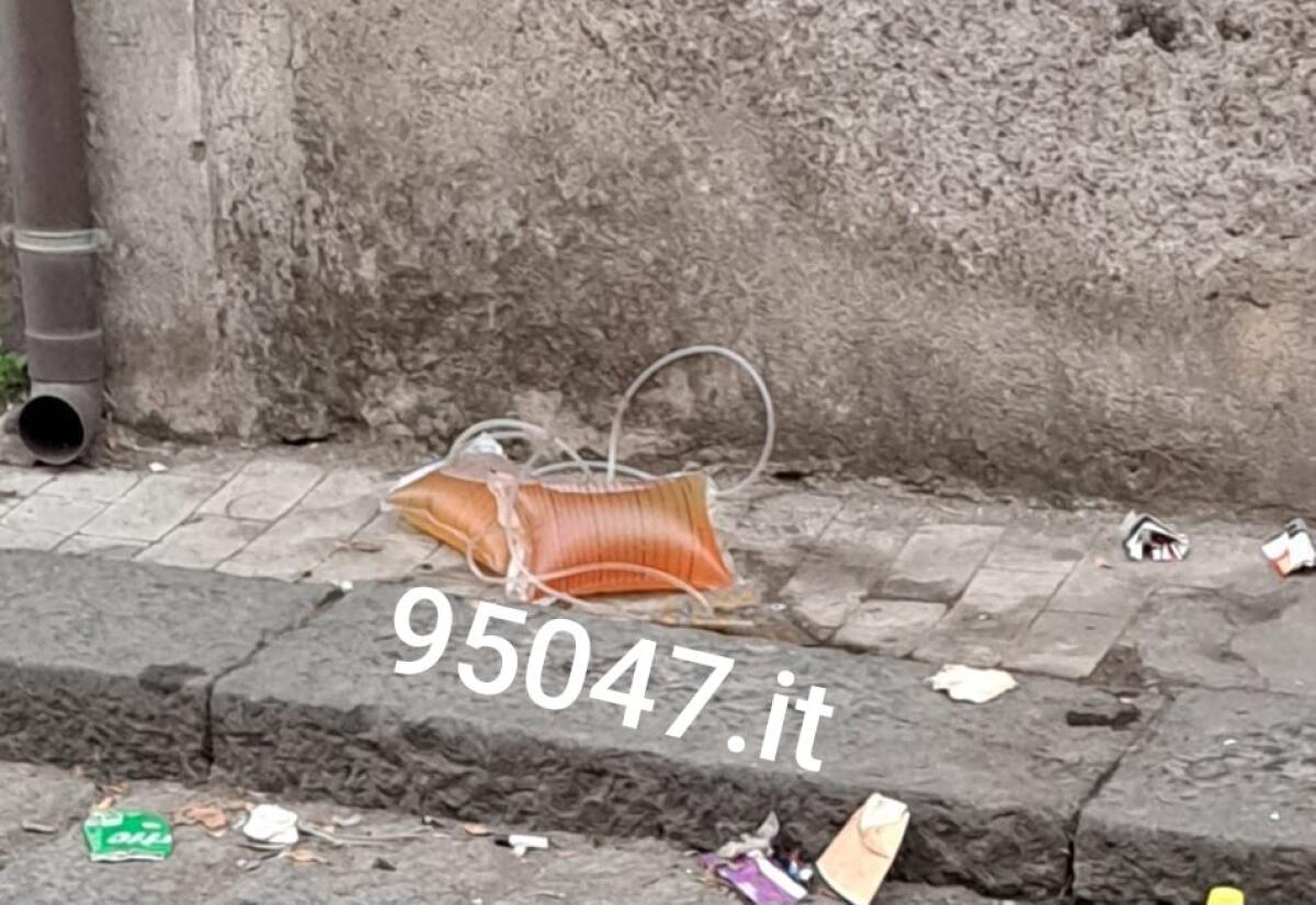 PATERNÒ. SACCHI CATETERE CON URINA ABBANDONATI IN VIA CIRCUMVALLAZIONE: UN’ALTRA SCENA SCONCERTANTE - 