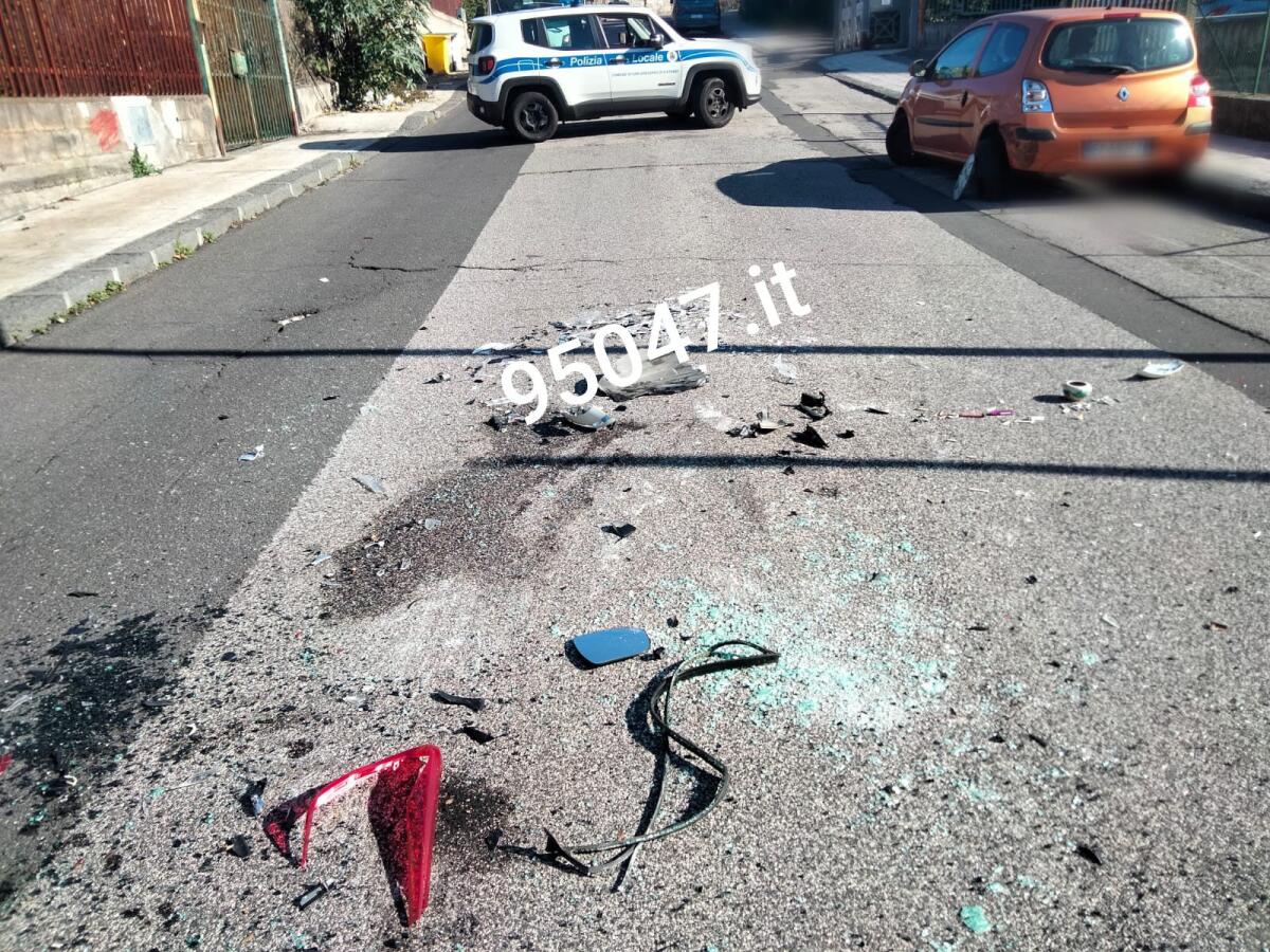 INCIDENTE A SAN GREGORIO: AUTO SI RIBALTA , FERITA DONNA - 