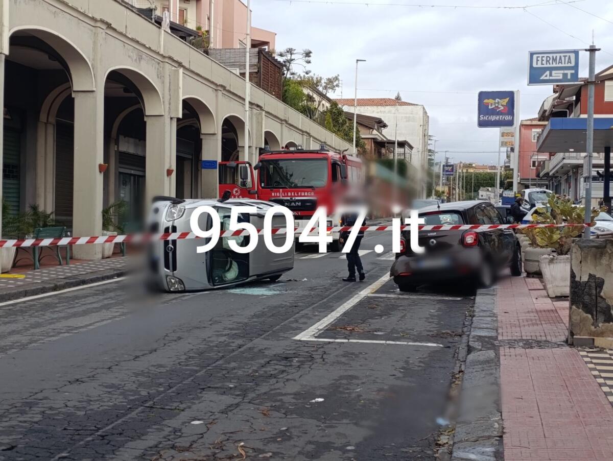 SANT’AGATA LI BATTIATI, AUTO SI RIBALTA SU UN LATO: NESSUN FERITO - 