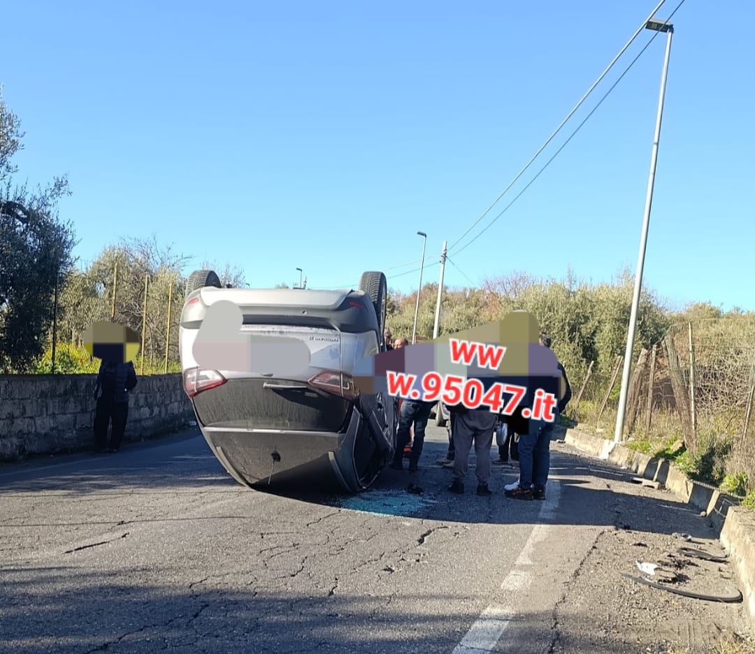 AUTO SI RIBALTA CON LE GOMME IN ARIA A RAGALNA: SOCCORSI SUL POSTO E TRAFFICO BLOCCATO