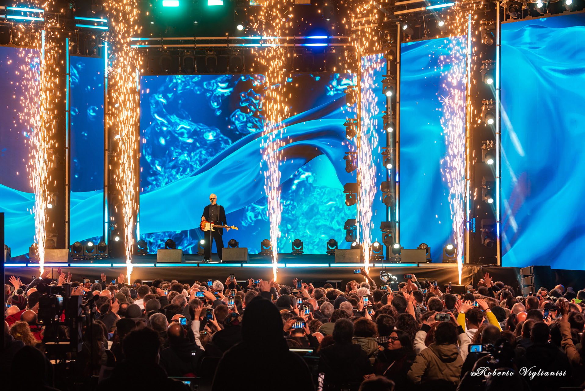 CANALE 5 CELEBRA IL CAPODANNO A CATANIA: 25.000 PERSONE E IL 25,3% DI SHARE, MA RAI1 VINCE GLI ASCOLTI