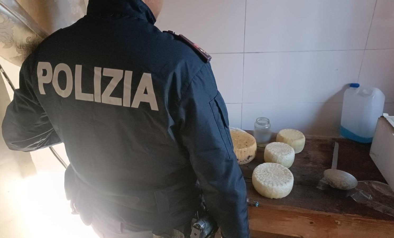 CATANIA. CASEIFICIO DELL’ORRORE: FORMAGGI MARCI E SANGUE INCROSTATO, SCATTA IL SEQUESTRO