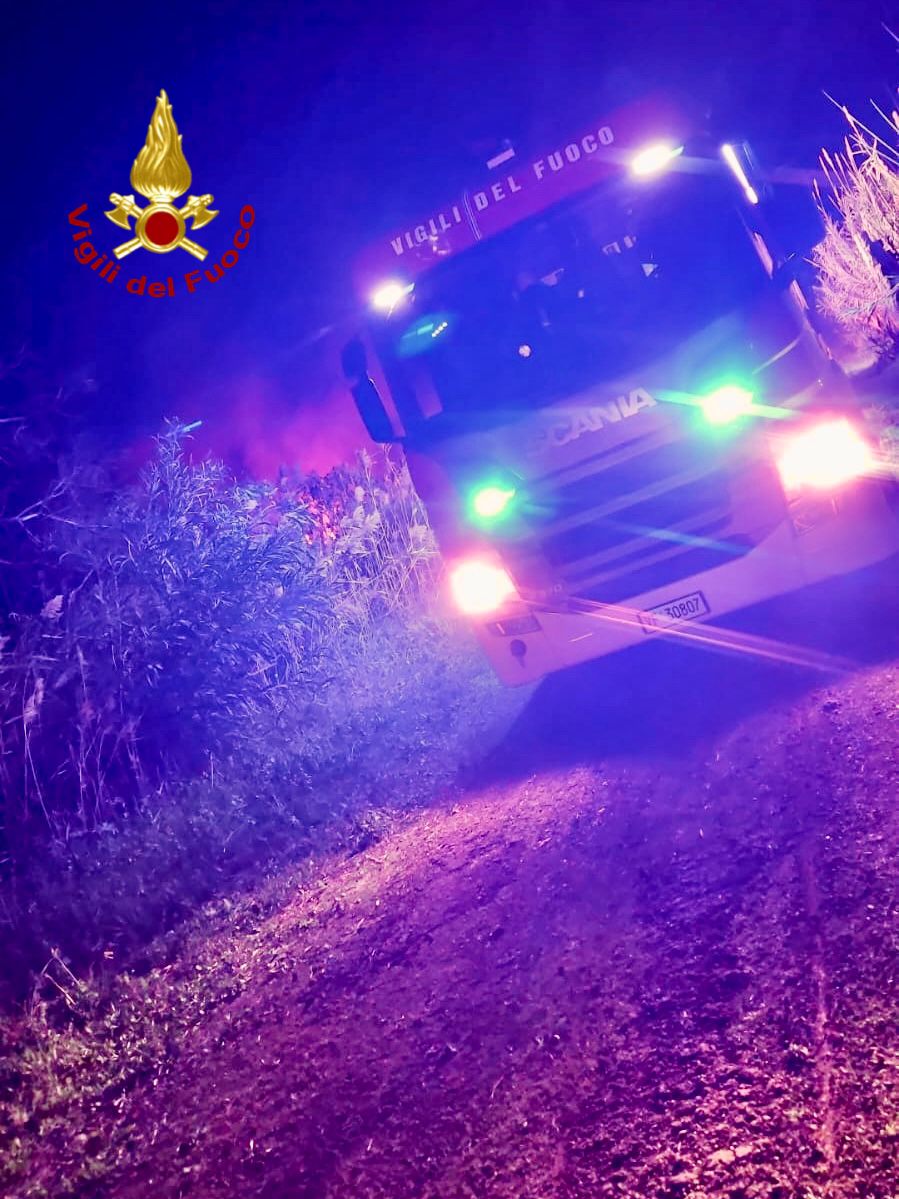 CATANIA. INCENDIO AL VILLAGGIO IPPOCAMPO DI MARE: LE FIAMME MINACCIANO ABITAZIONI, VIGILI DEL FUOCO SUL POSTO