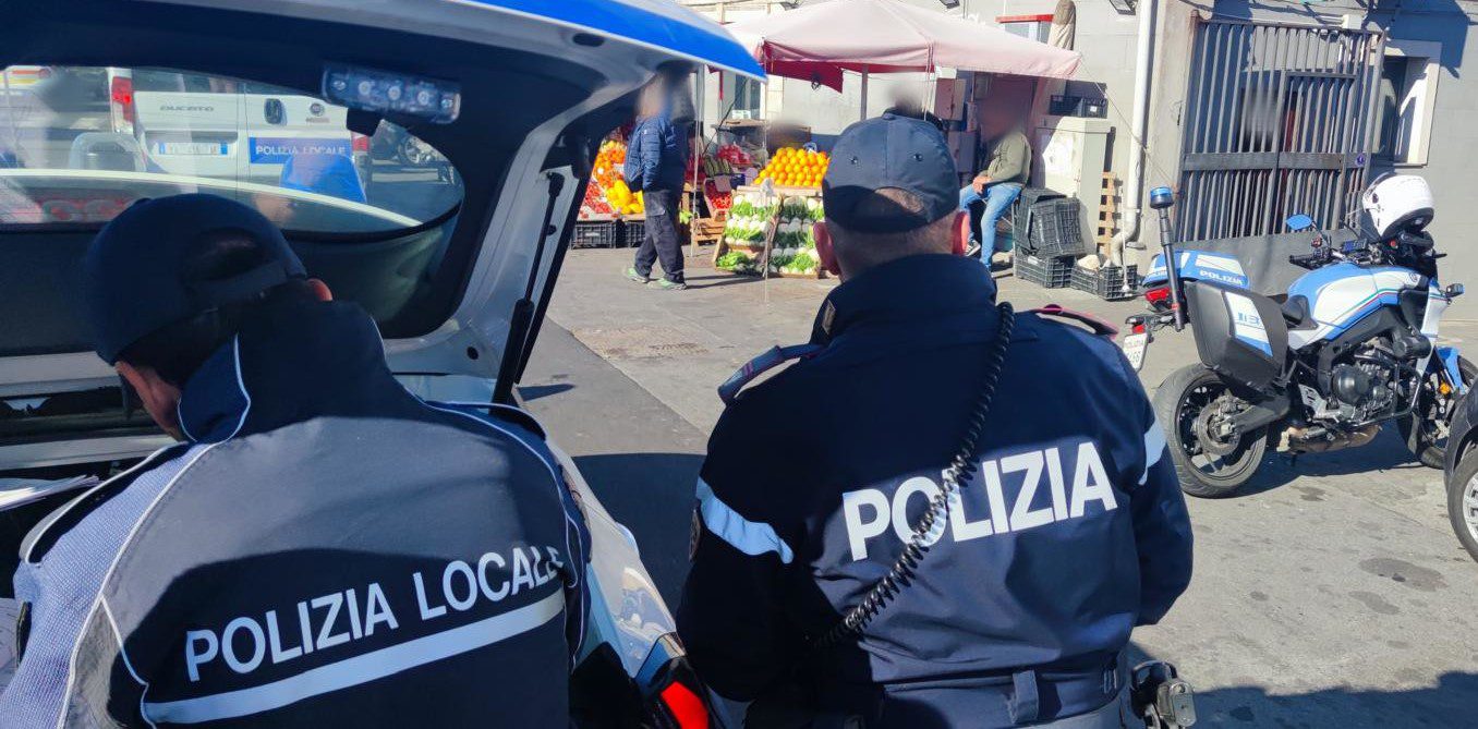 CATANIA. AMBULANTI ABUSIVI DI CARCIOFI E TELLINE: SANZIONI PER 8MILA EURO E ALLACCIO ILLEGALE SCOPERTO