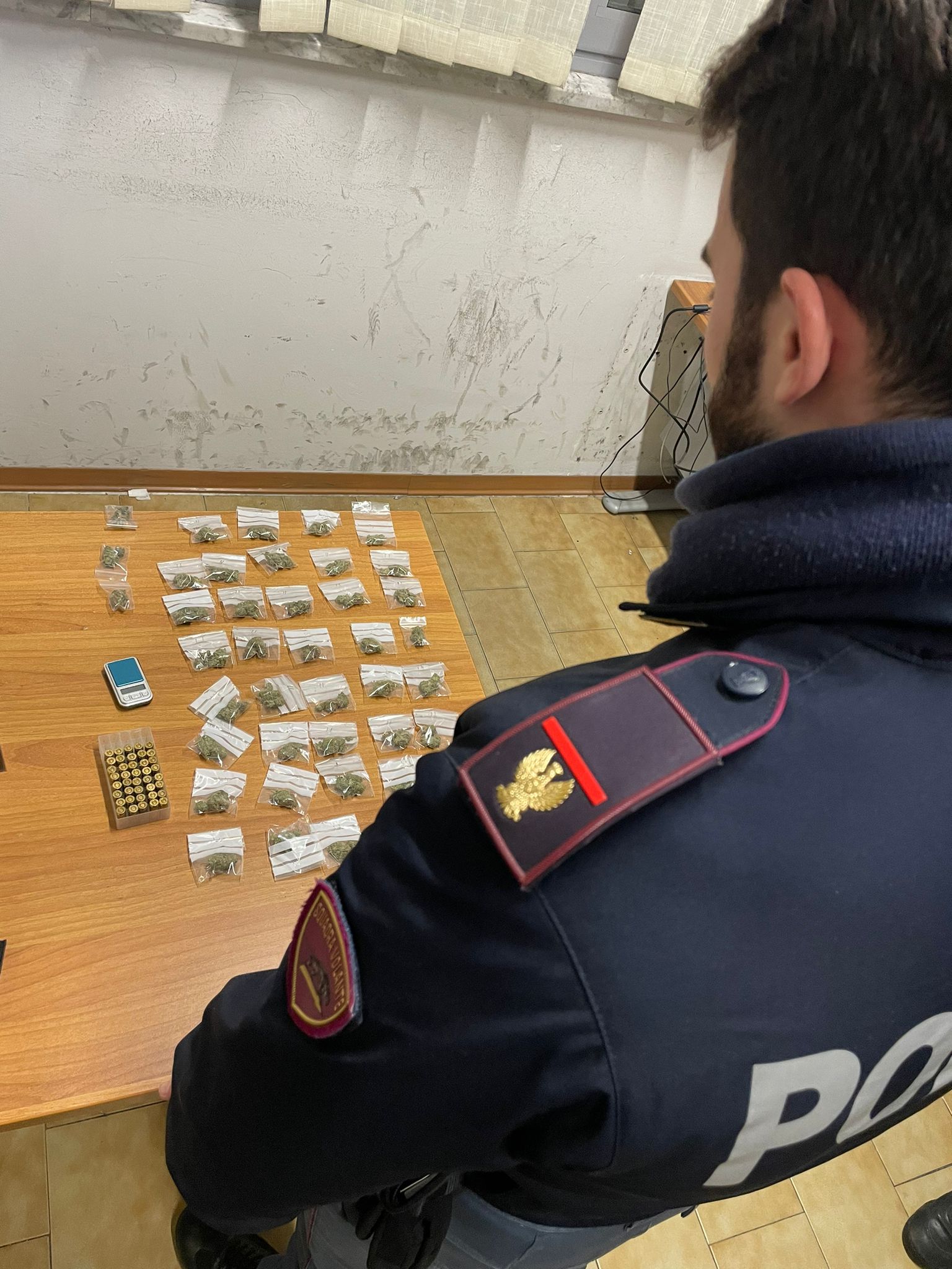 CATANIA. POSTA UNA FOTO SUI SOCIAL CON UNA PISTOLA NEI PANTALONI: 19ENNE ARRESTATO DALLA POLIZIA CON MARIJUANA E MUNIZIONI