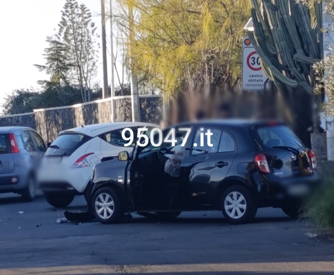 VIOLENTO SCONTRO TRA DUE AUTO A PALAZZOLO