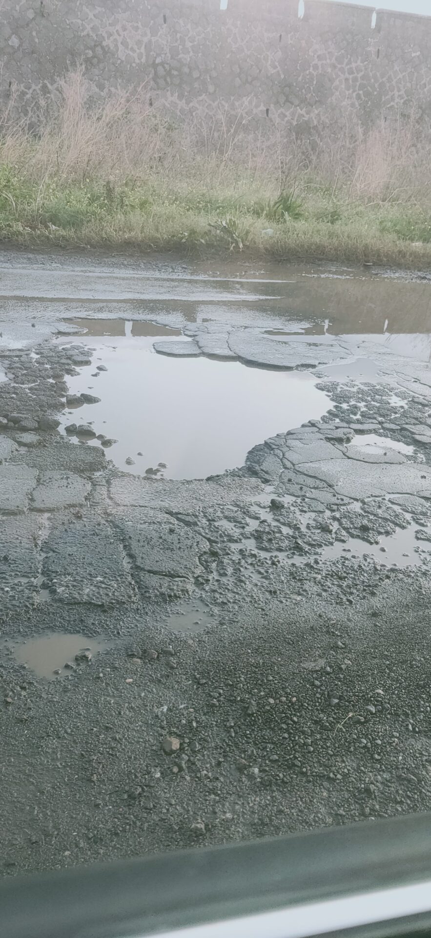 PATERNO'. LE SEGNALAZIONI DEI LETTORI: MAXI BUCHE E STRADE IMPRATICABILI DOPO IL MALTEMPO