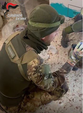 PATERNÒ. DENUNCIA IL FURTO DI 2 PISTOLE MA I CARABINIERI GLIELE TROVANO A CASA: ARRESTATO 66ENNE