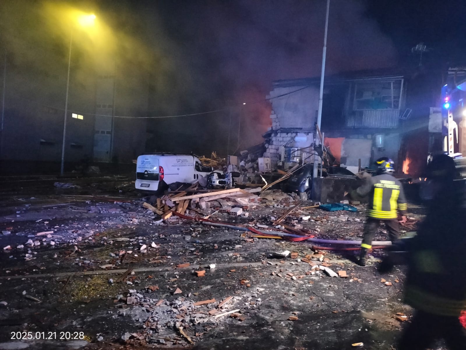 ESPLOSIONE A CATANIA: PALAZZINA CROLLA PER FUGA DI GAS, BILANCIO PROVVISORIO DI 10 FERITI, TRA CUI UNO GRAVE E DUE VIGILI DEL FUOCO