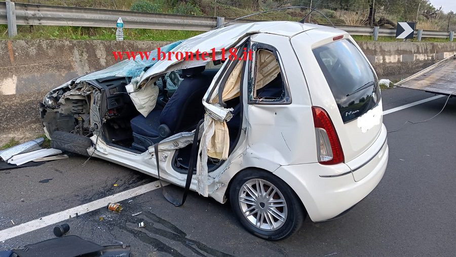 ADRANO: SCONTRO AUTO – CAMION SULLA SS284 FERITO 46ENNE DI RANDAZZO – LE FOTO