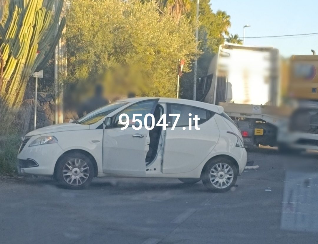 VIOLENTO SCONTRO TRA DUE AUTO A PALAZZOLO