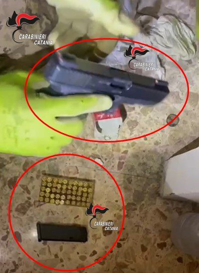 PATERNÒ. DENUNCIA IL FURTO DI 2 PISTOLE MA I CARABINIERI GLIELE TROVANO A CASA: ARRESTATO 66ENNE