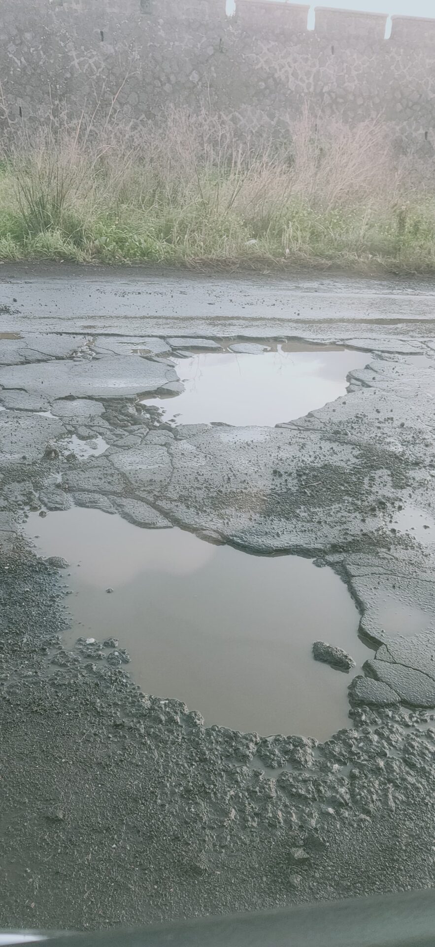 PATERNO'. LE SEGNALAZIONI DEI LETTORI: MAXI BUCHE E STRADE IMPRATICABILI DOPO IL MALTEMPO