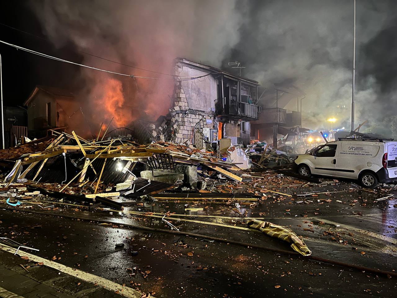 Esplosione e Crollo a Catania: 4 Feriti, di cui Uno in Codice Rosso. Tra loro Quattro Vigili del Fuoco. Disperso Ritrovato, si Era Allontanato