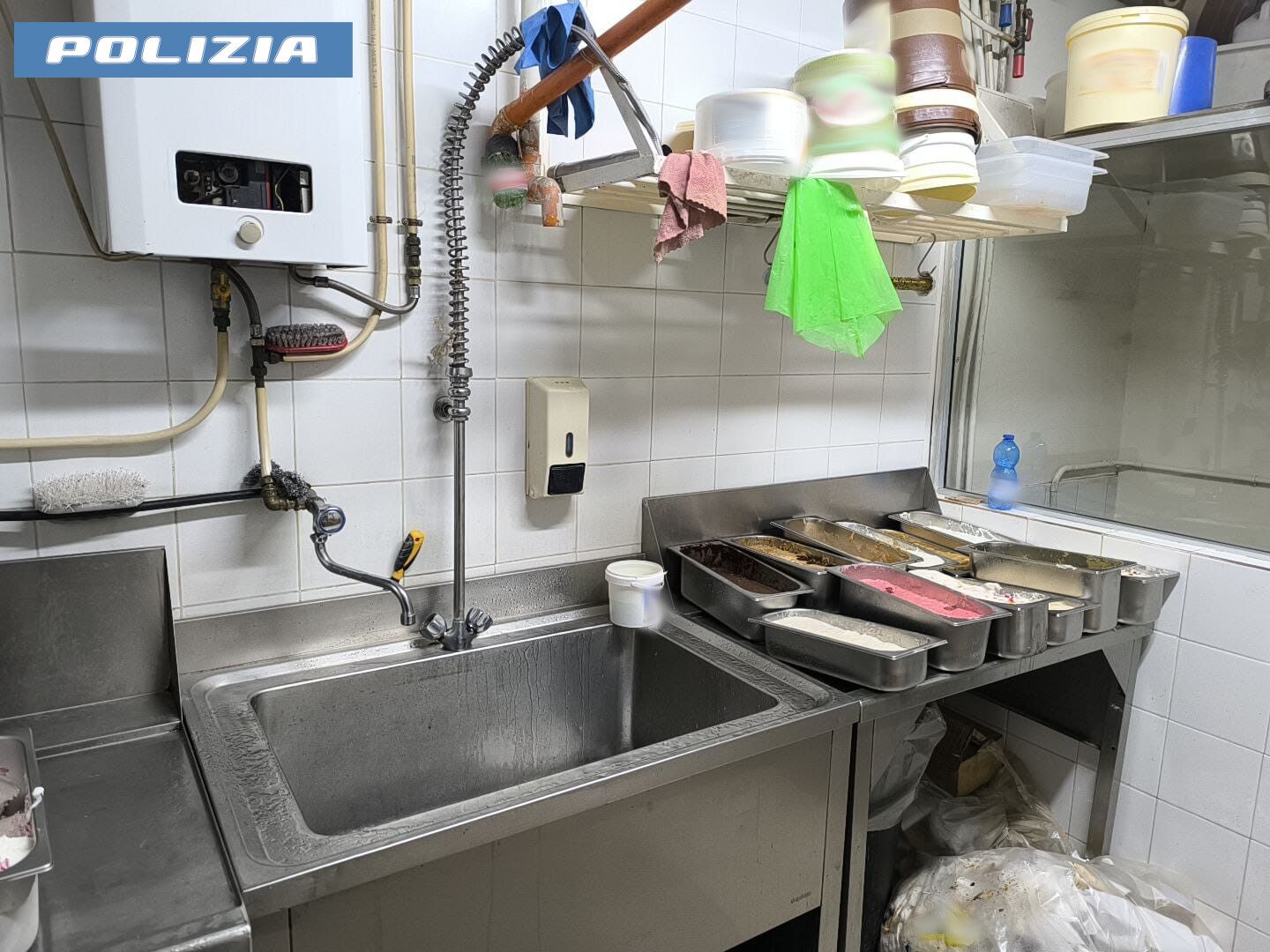 CATANIA. BLATTE SUL FRIGORIFERO E 120 KG DI ALIMENTI SEQUESTRATI: SOSPESO IL LABORATORIO DI UN BAR IN VIA ETNEA