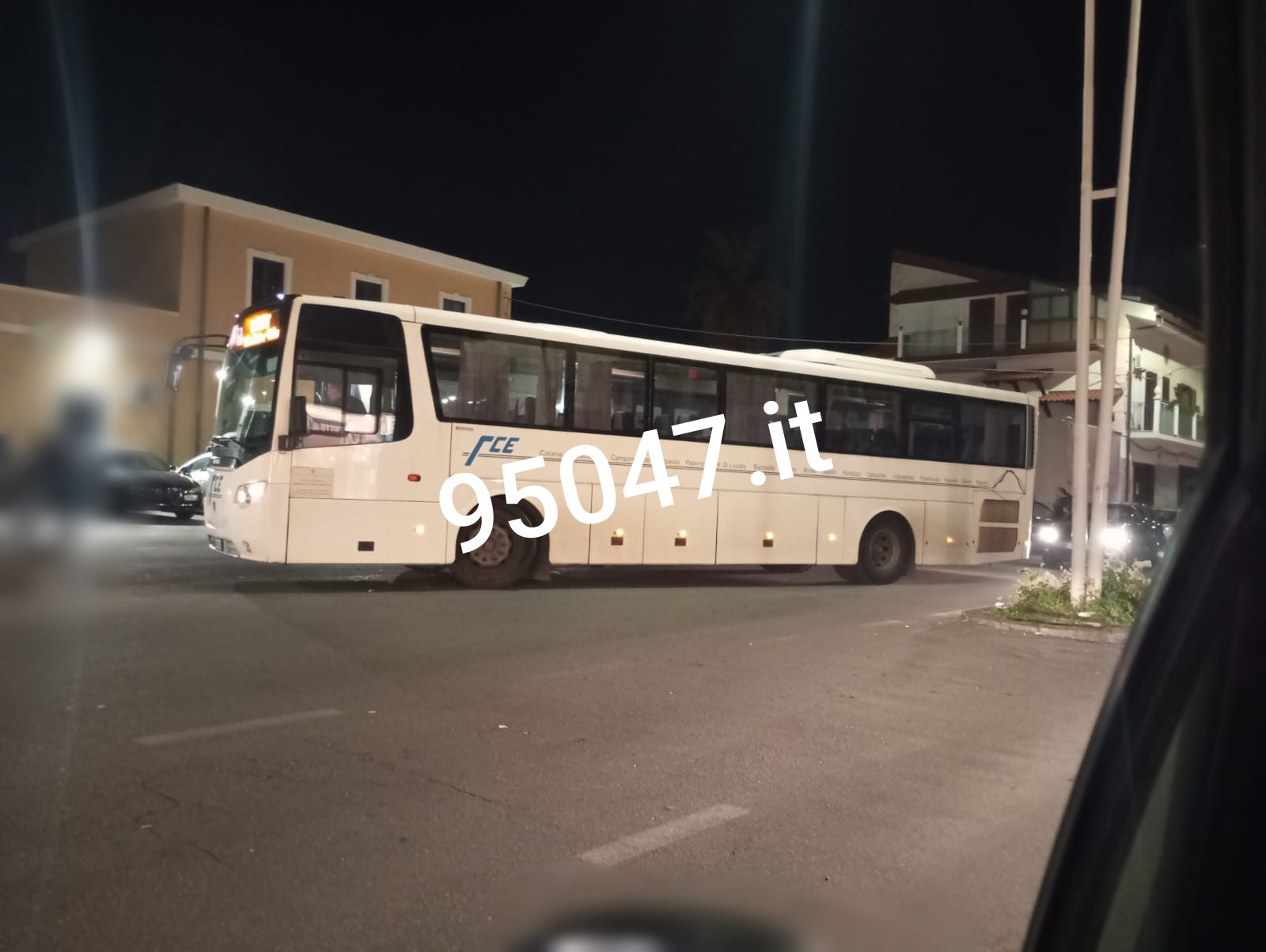 PATERNO', CAOS PER UN’AUTO MAL PARCHEGGIATA: PULLMAN FCE BLOCCATO DAVANTI AL DEPOSITO