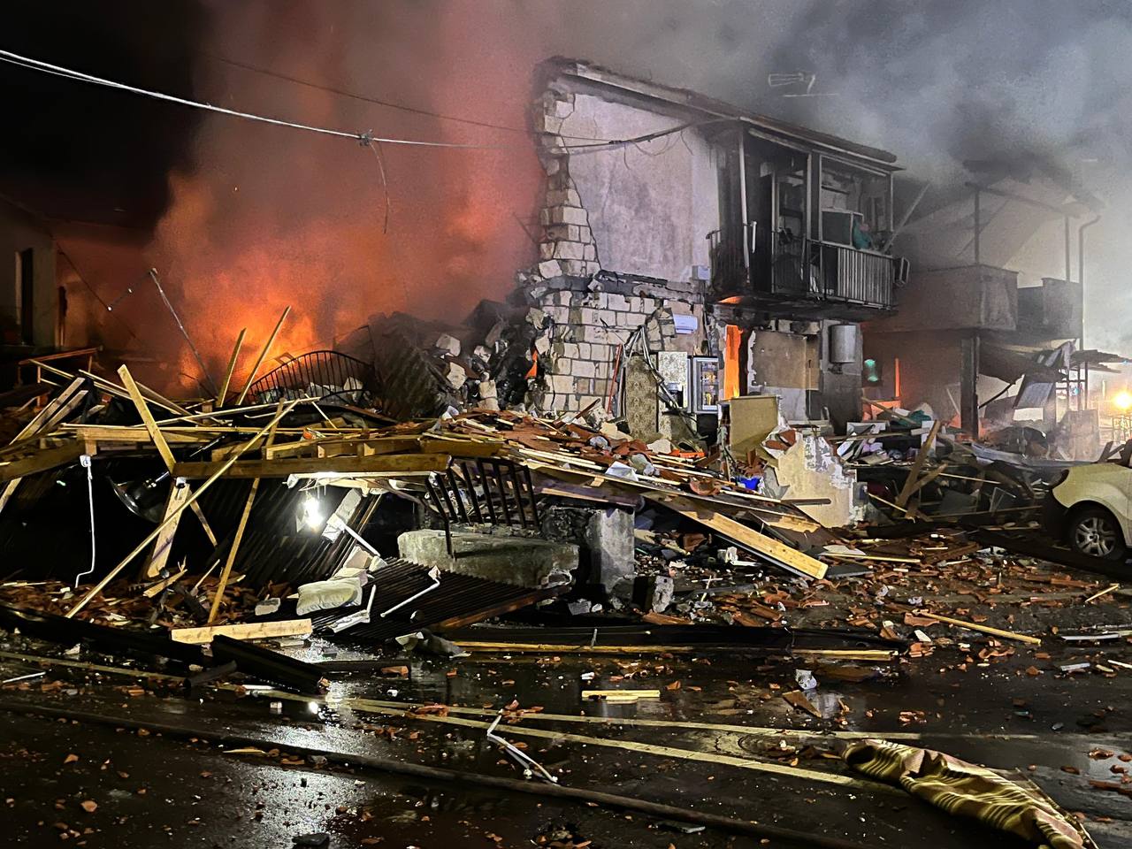 Esplosione e Crollo a Catania: 4 Feriti, di cui Uno in Codice Rosso. Tra loro Quattro Vigili del Fuoco. Disperso Ritrovato, si Era Allontanato