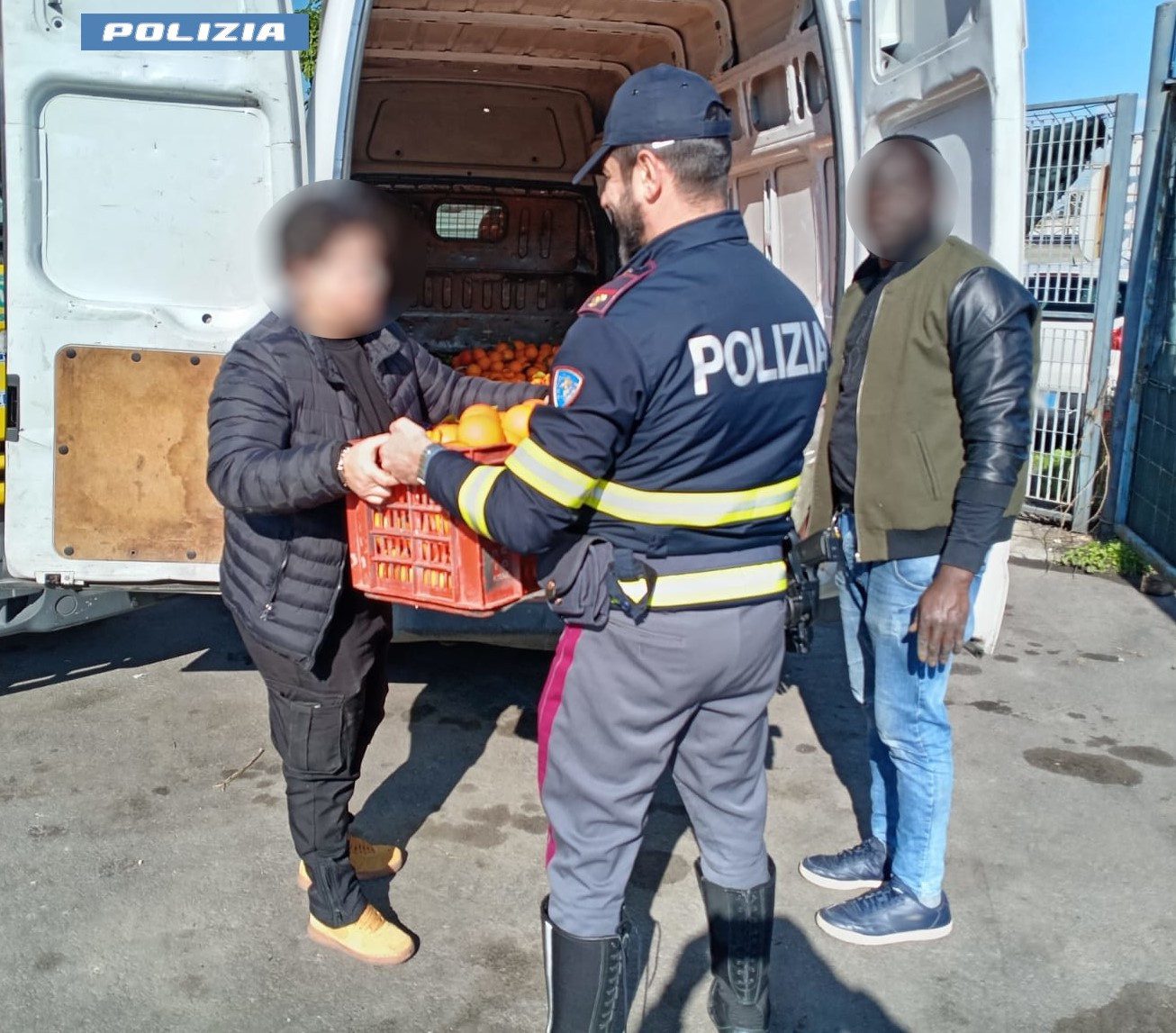 CATANIA. FERMATO DALLA POLIZIA DI STATO CON UN CARICO DI 700 CHILI DI ARANCE RUBATE