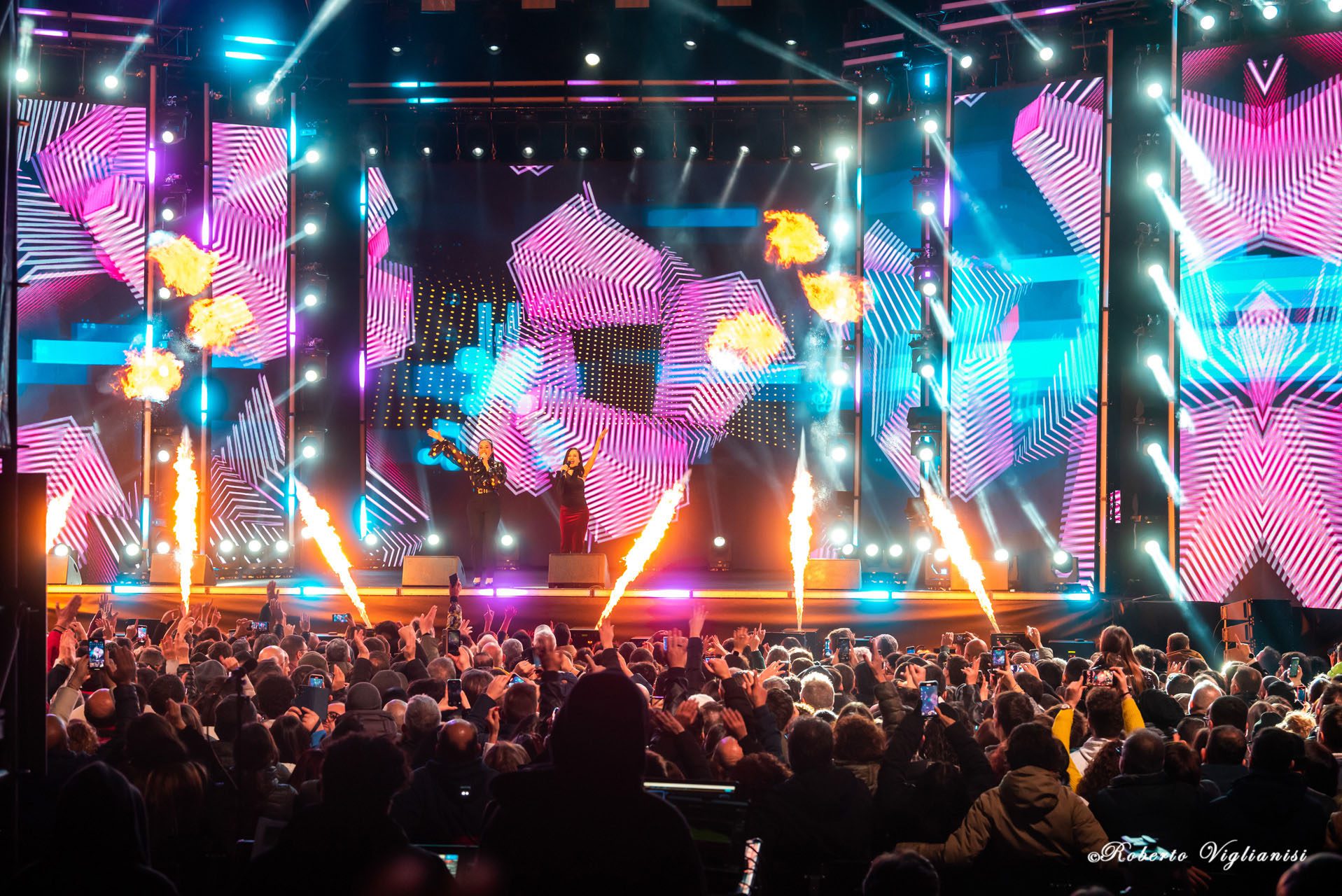 CANALE 5 CELEBRA IL CAPODANNO A CATANIA: 25.000 PERSONE E IL 25,3% DI SHARE, MA RAI1 VINCE GLI ASCOLTI