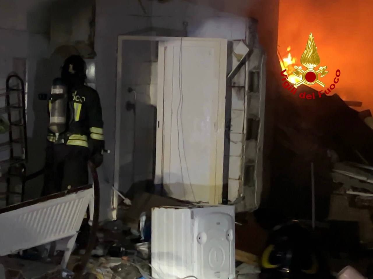 Esplosione e Crollo a Catania: 4 Feriti, di cui Uno in Codice Rosso. Tra loro Quattro Vigili del Fuoco. Disperso Ritrovato, si Era Allontanato