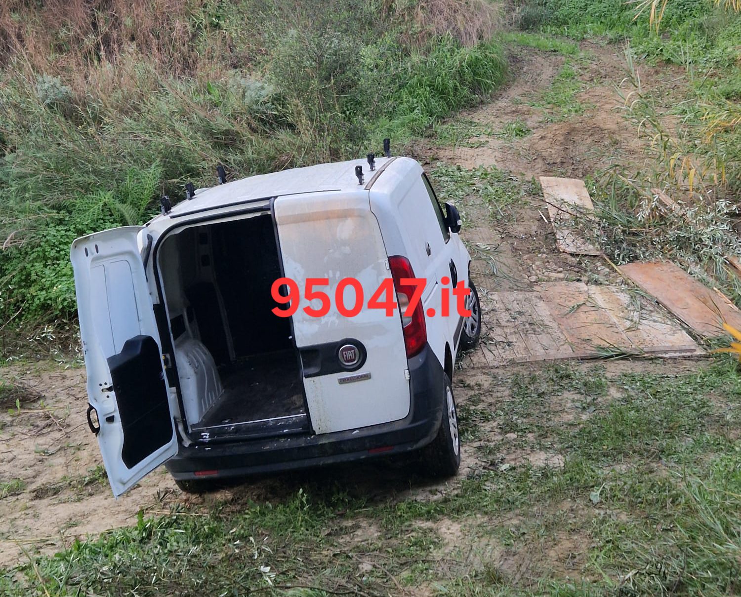 CATANIA: BANDA DI ALMENO 10 PERSONE BLOCCA STRADE, MEZZI IN FIAMME E SVALIGIA APPLE STORE NELLA NOTTE DI CAPODANNO