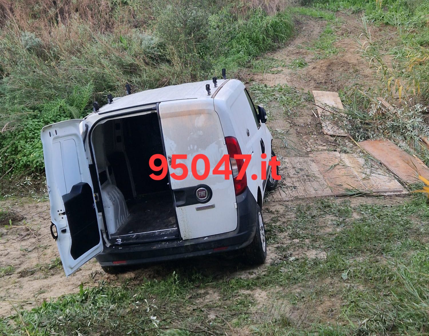 CATANIA: BANDA DI ALMENO 10 PERSONE BLOCCA STRADE, MEZZI IN FIAMME E SVALIGIA APPLE STORE NELLA NOTTE DI CAPODANNO