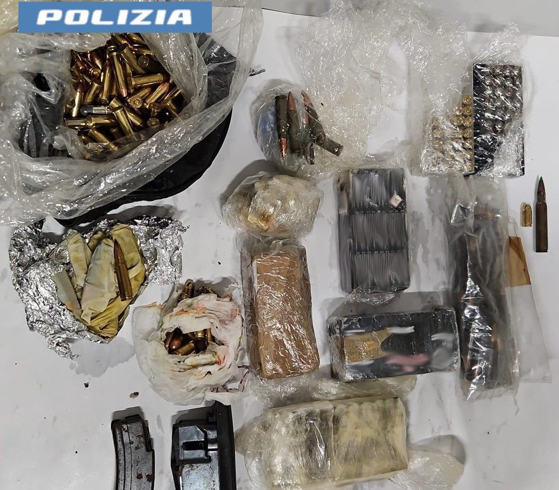 CATANIA. ARMI, DROGA E MUNIZIONI: LA POLIZIA DI STATO SEQUESTRA UN ARSENALE IN VIA VILLAGGIO