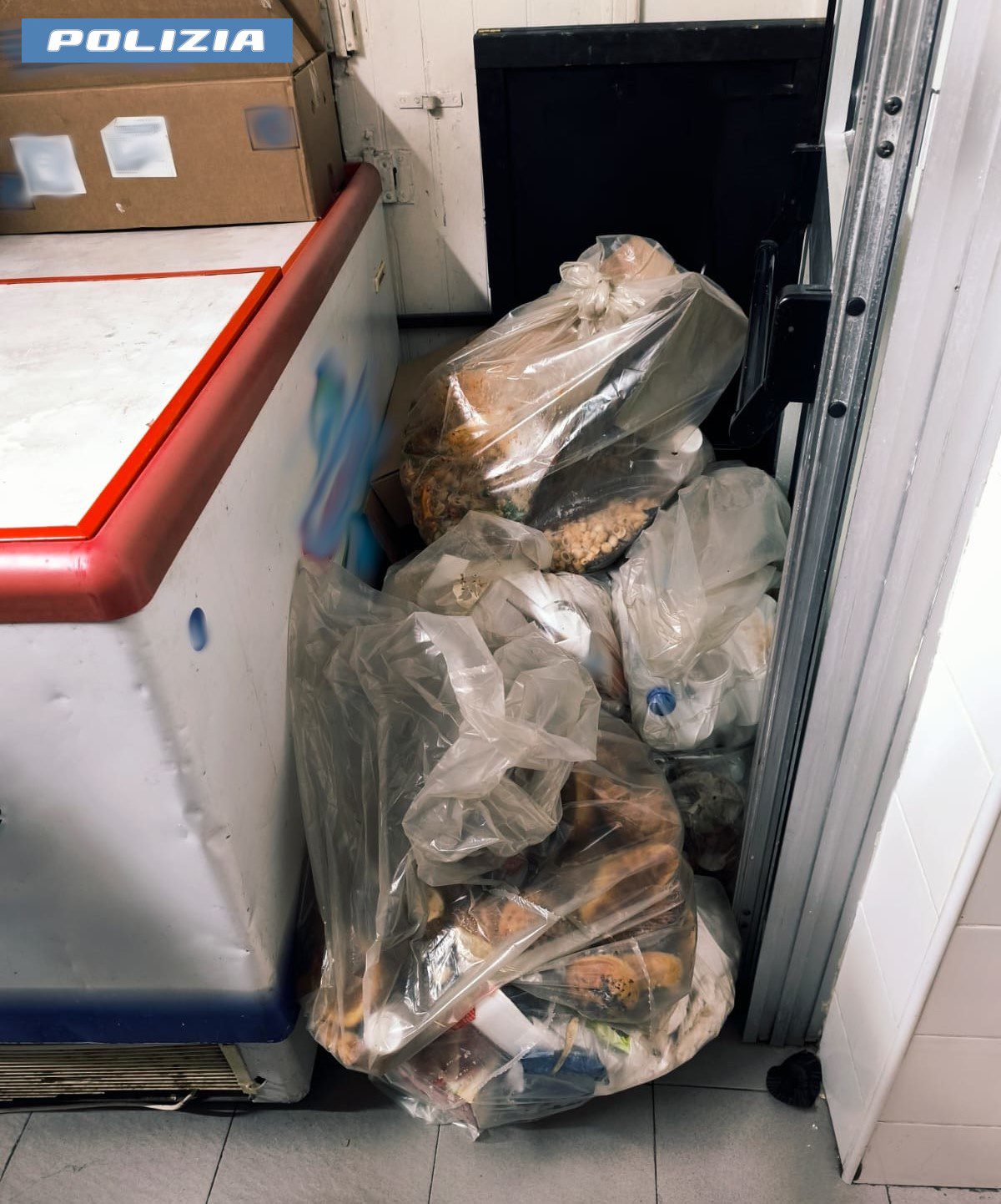 CATANIA. BLATTE SUL FRIGORIFERO E 120 KG DI ALIMENTI SEQUESTRATI: SOSPESO IL LABORATORIO DI UN BAR IN VIA ETNEA