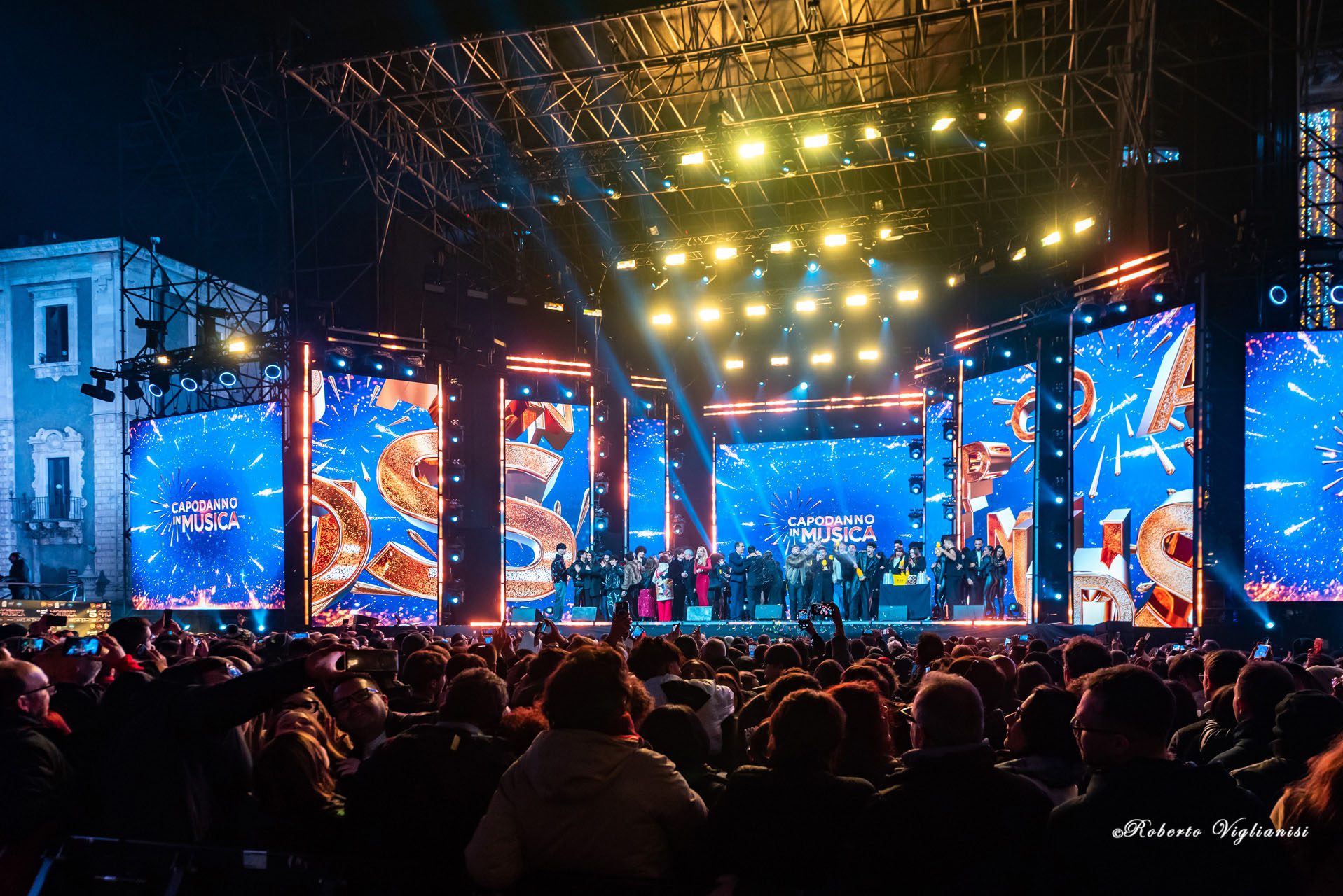 CANALE 5 CELEBRA IL CAPODANNO A CATANIA: 25.000 PERSONE E IL 25,3% DI SHARE, MA RAI1 VINCE GLI ASCOLTI