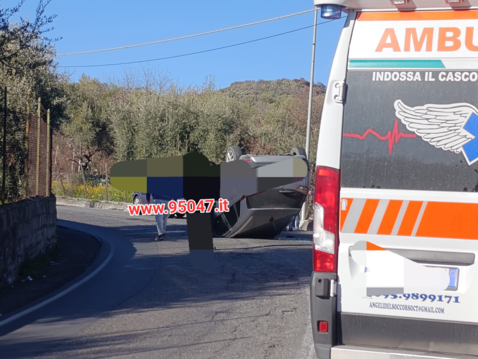AUTO SI RIBALTA CON LE GOMME IN ARIA A RAGALNA: SOCCORSI SUL POSTO E TRAFFICO BLOCCATO