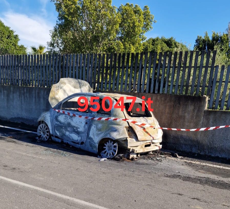 CATANIA: BANDA DI ALMENO 10 PERSONE BLOCCA STRADE, MEZZI IN FIAMME E SVALIGIA APPLE STORE NELLA NOTTE DI CAPODANNO