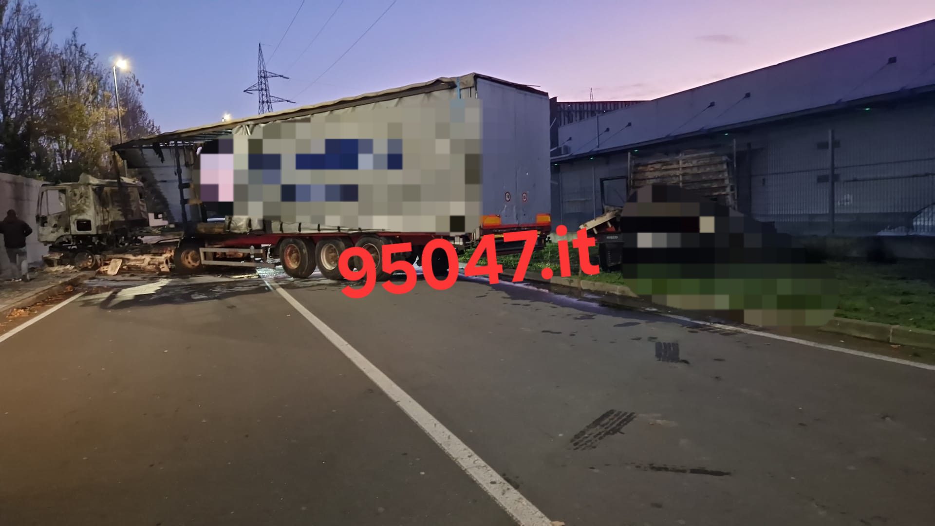 CATANIA: BANDA DI ALMENO 10 PERSONE BLOCCA STRADE, MEZZI IN FIAMME E SVALIGIA APPLE STORE NELLA NOTTE DI CAPODANNO