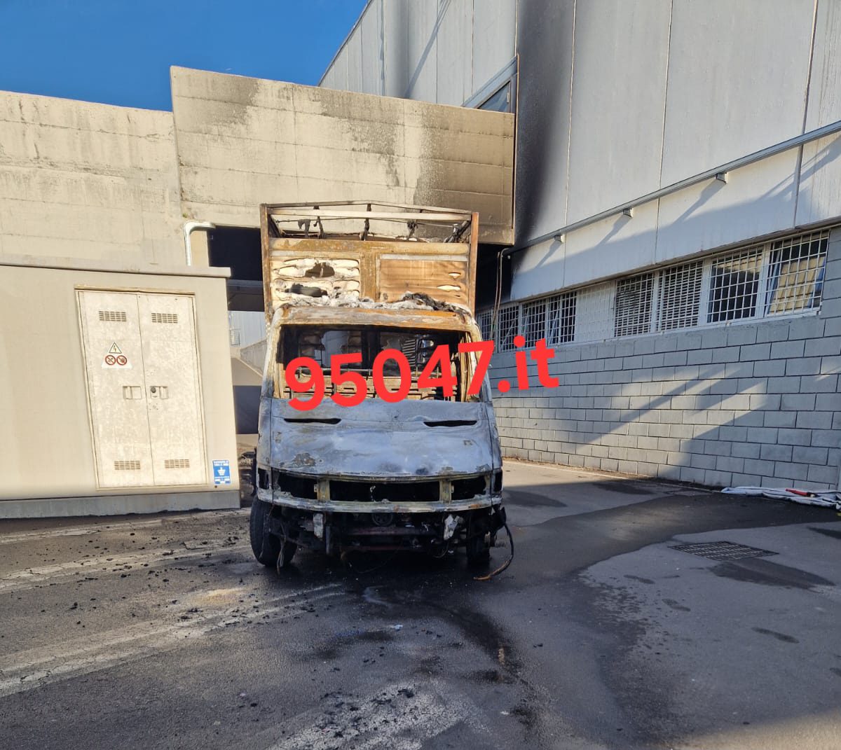 CATANIA: BANDA DI ALMENO 10 PERSONE BLOCCA STRADE, MEZZI IN FIAMME E SVALIGIA APPLE STORE NELLA NOTTE DI CAPODANNO