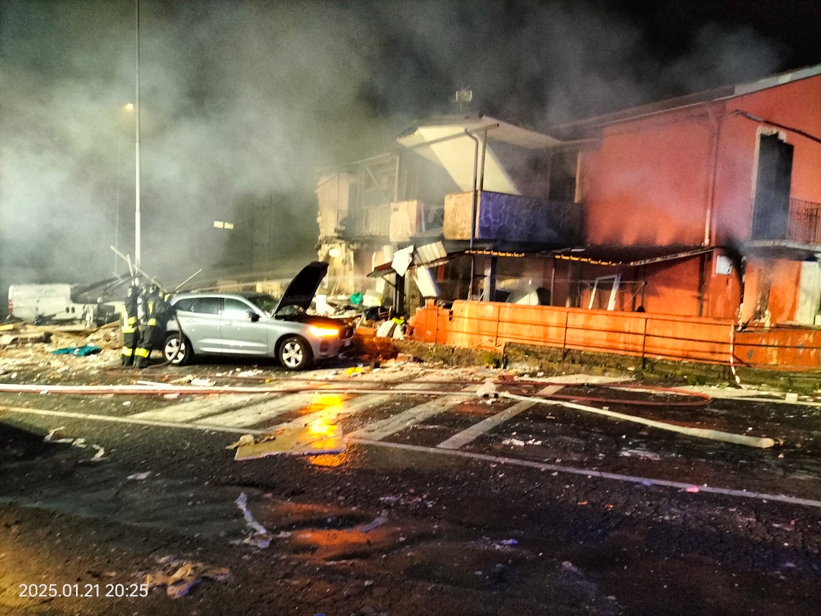 ESPLOSIONE A CATANIA: PALAZZINA CROLLA PER FUGA DI GAS, BILANCIO PROVVISORIO DI 10 FERITI, TRA CUI UNO GRAVE E DUE VIGILI DEL FUOCO