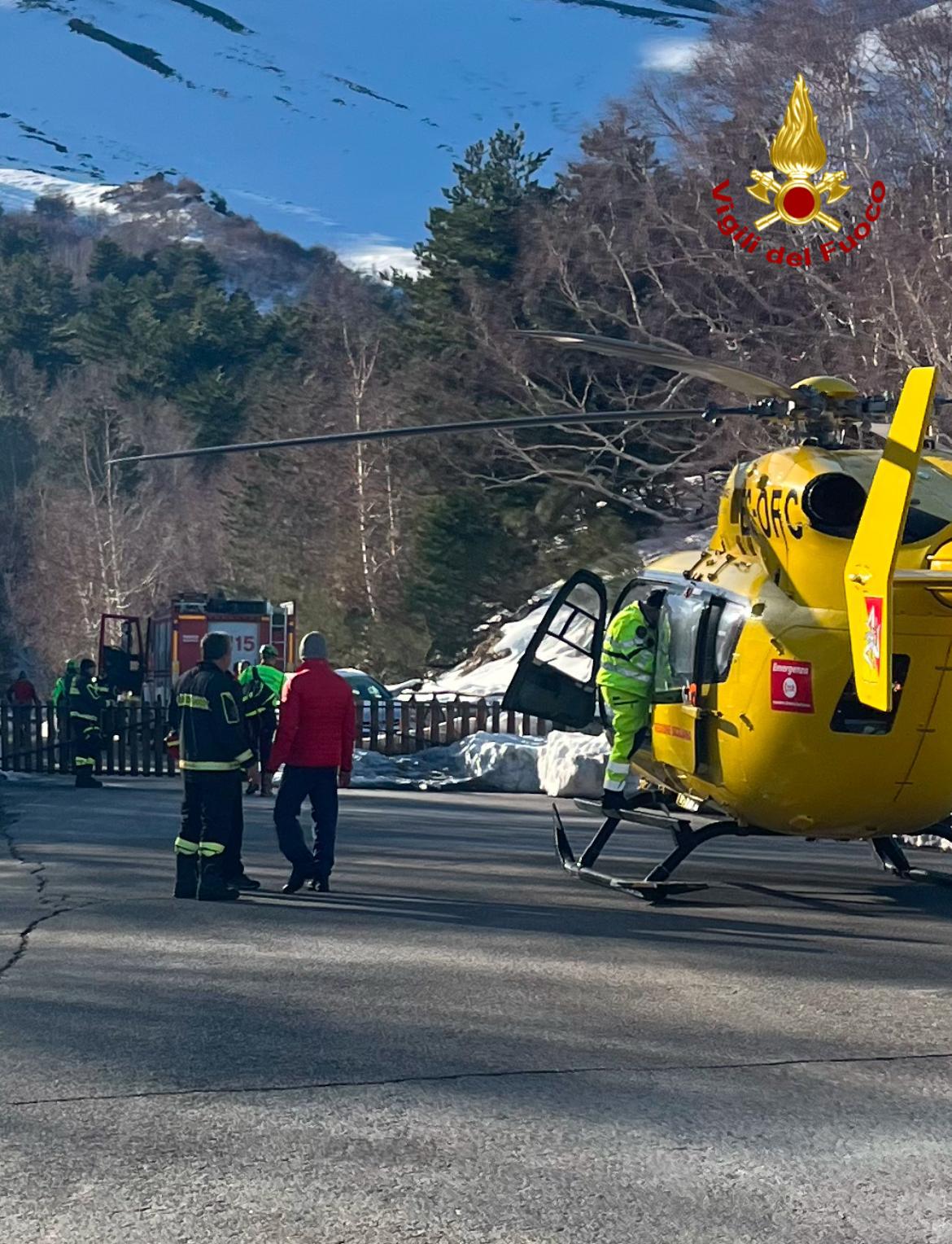 GRAVE INCIDENTE SULL'ETNA: TRE TURISTI CADONO NELLA VALLE DEL BOVE, UNO IN GRAVI CONDIZIONI. INTERVENUTO L'ELISOCCORSO
