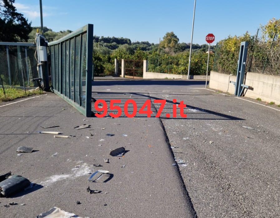 CATANIA: BANDA DI ALMENO 10 PERSONE BLOCCA STRADE, MEZZI IN FIAMME E SVALIGIA APPLE STORE NELLA NOTTE DI CAPODANNO