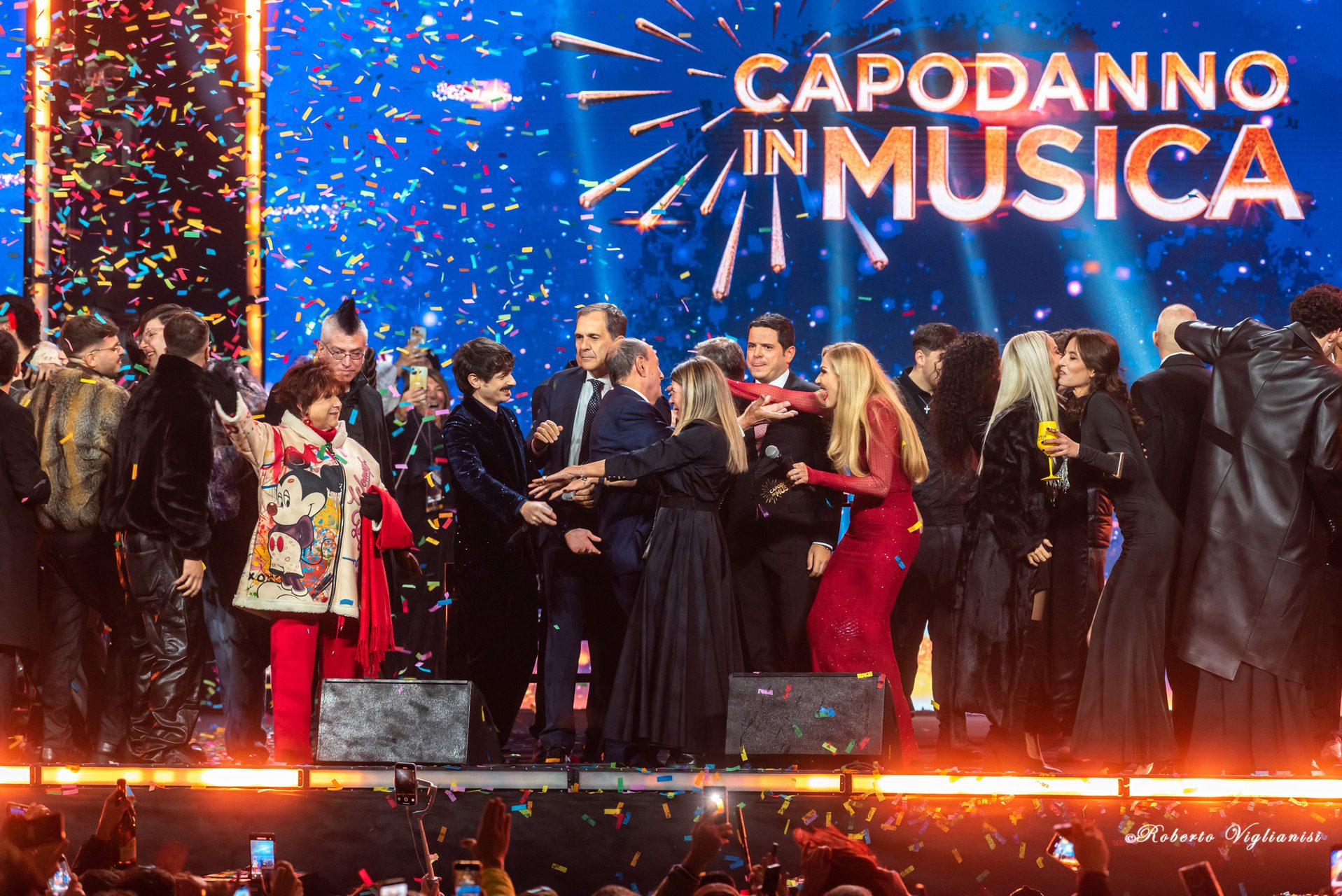 CANALE 5 CELEBRA IL CAPODANNO A CATANIA: 25.000 PERSONE E IL 25,3% DI SHARE, MA RAI1 VINCE GLI ASCOLTI