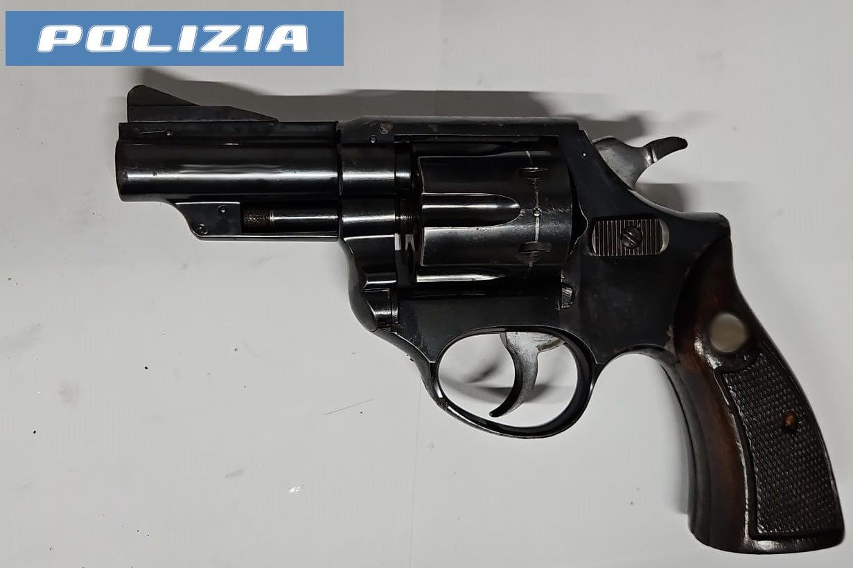 CATANIA. ARMI, DROGA E MUNIZIONI: LA POLIZIA DI STATO SEQUESTRA UN ARSENALE IN VIA VILLAGGIO